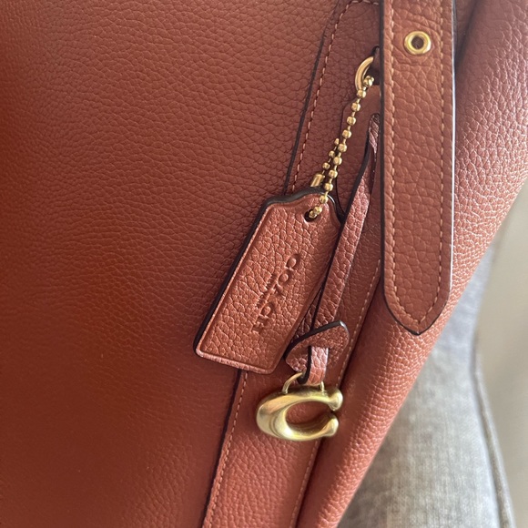 Coach Alana - Picture 4 of 6